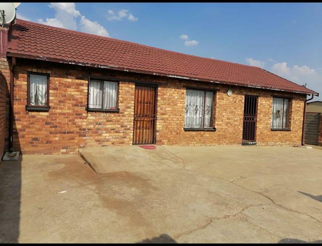 2 BEDROOM HOUSE FOR SALE IN TSAKANE EXT 11